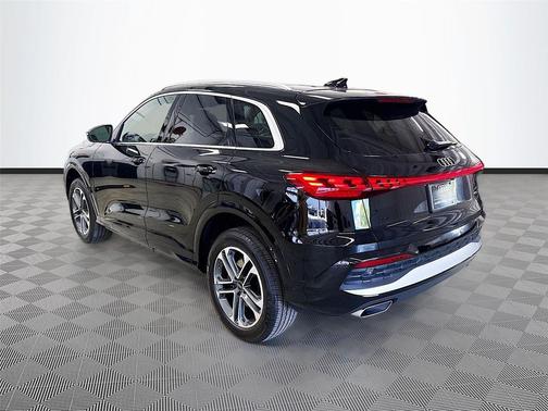 Mythos Black Metallic 2025 Audi Q5 Premium TFSI quattro S tronic