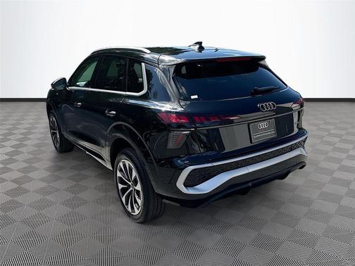 Mythos Black Metallic 2026 Audi Q3 TFSI quattro S tronic