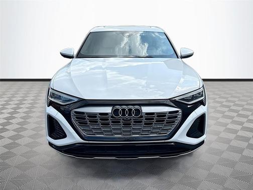 Glacier White Metallic 2024 Audi Q8 e-tron Premium Plus