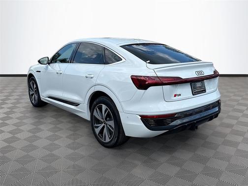 Glacier White Metallic 2024 Audi Q8 e-tron Premium Plus