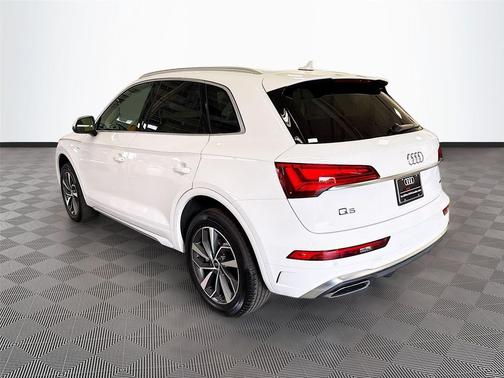 Glacier White Metallic 2023 Audi Q5 45 S line Premium Plus