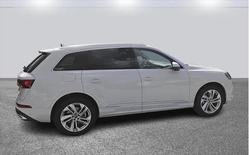 2023 Audi Q7 45 Premium Plus