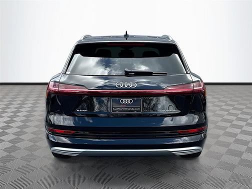 Mythos Black Metallic 2023 Audi e-tron Premium Plus quattro