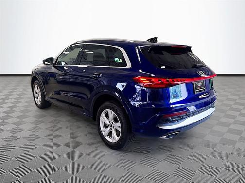 Navarra Blue Metallic 2025 Audi Q5 Premium TFSI quattro S tronic