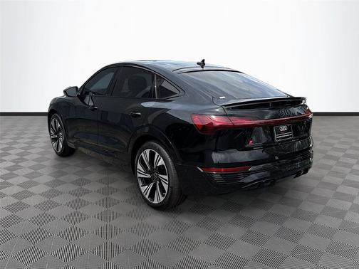 Mythos Black Metallic 2024 Audi Q8 e-tron Prestige