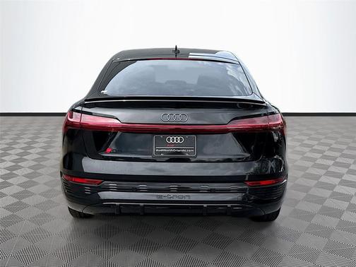 Mythos Black Metallic 2024 Audi Q8 e-tron Prestige