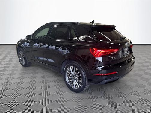 Mythos Black Metallic 2023 Audi Q3 Premium 40 TFSI quattro Tiptronic