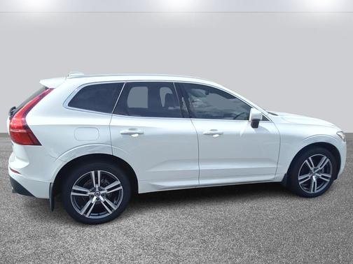 2021 Volvo XC60 T5 Momentum