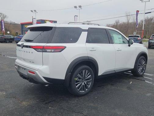 2025 Nissan Pathfinder SL
