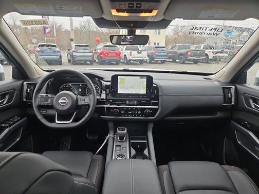 2025 Nissan Pathfinder SL
