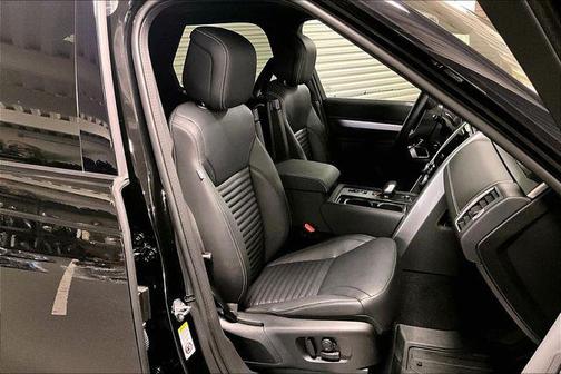 Santorini Black Metallic 2025 Land Rover Discovery Dynamic SE