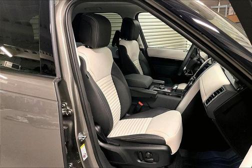 Silicon Silver Premium Metallic 2025 Land Rover Discovery S