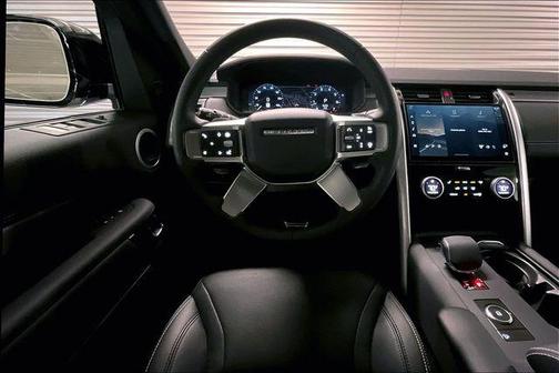 Fuji White 2025 Land Rover Discovery Dynamic SE