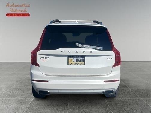 2016 Volvo XC90 T6 Momentum