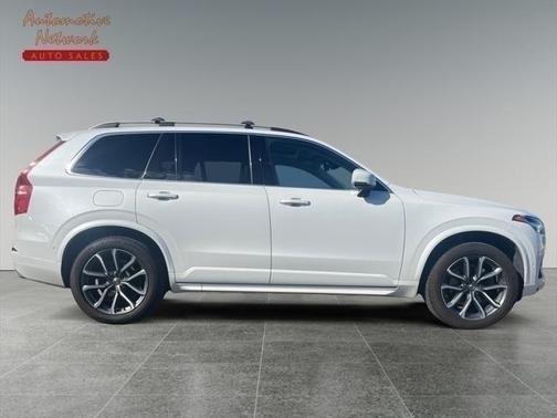 2016 Volvo XC90 T6 Momentum