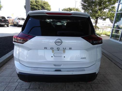 Everest White Pearl Tricoat 2026 Nissan Rogue SV