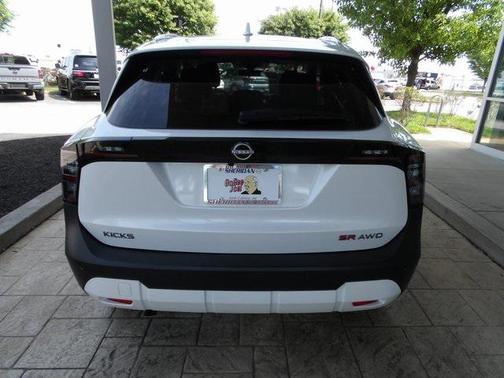 2025 Nissan Kicks SR