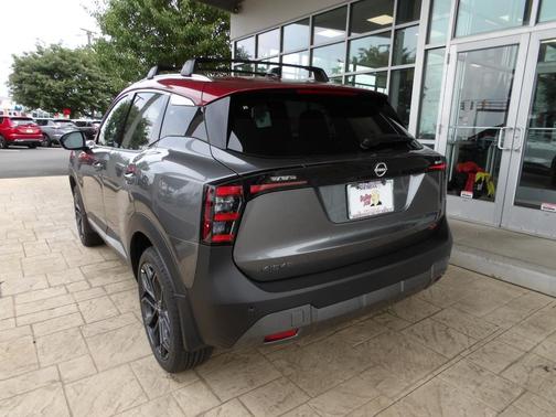 2T GUN RED 2026 Nissan Kicks SR