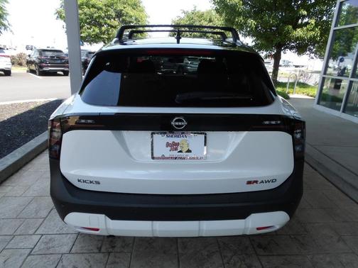Aspen White Tricoat/Super Black 2026 Nissan Kicks SR