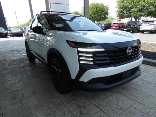 Aspen White Tricoat/Super Black 2026 Nissan Kicks SR