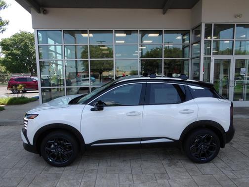 Aspen White Tricoat/Super Black 2026 Nissan Kicks SR