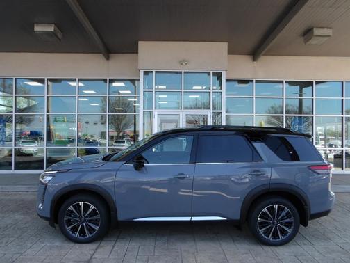 Boulder Gray Pearl/Super Black 2026 Nissan Pathfinder Platinum