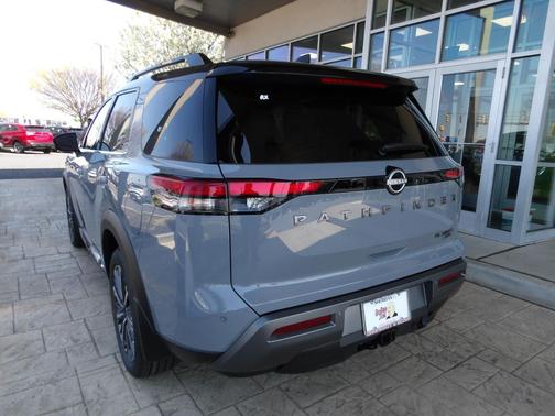 Boulder Gray Pearl/Super Black 2026 Nissan Pathfinder Platinum