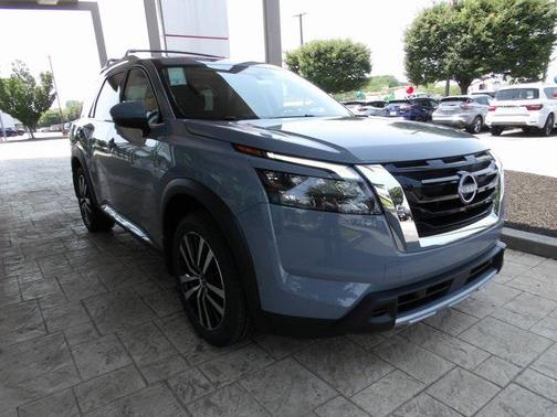2025 Nissan Pathfinder Platinum 4WD
