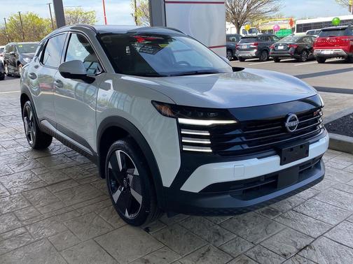 Aspen White Tricoat 2025 Nissan Kicks SR