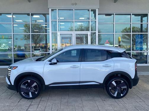 Aspen White Tricoat 2025 Nissan Kicks SR