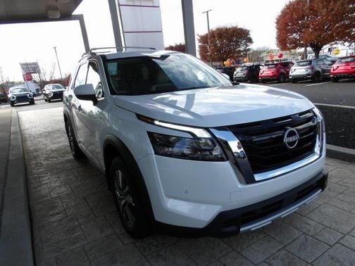 2025 Nissan Pathfinder SL 4WD