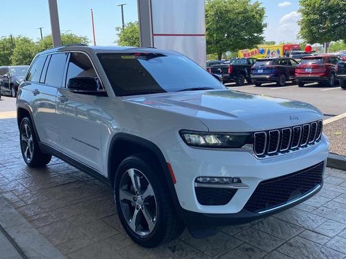 Bright White Clearcoat 2023 Jeep Grand Cherokee Limited