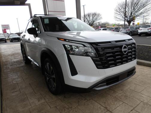Everest White Pearl Tricoat 2026 Nissan Pathfinder Platinum