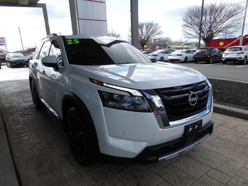 2025 Nissan Pathfinder Platinum 4WD