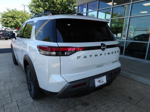 Everest White Pearl Tricoat 2026 Nissan Pathfinder SL