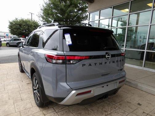 2025 Nissan Pathfinder Platinum 4WD