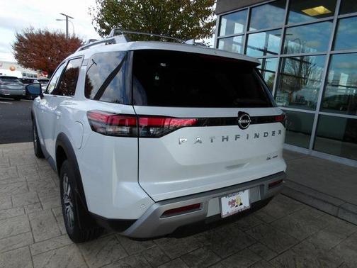 2025 Nissan Pathfinder SL 4WD