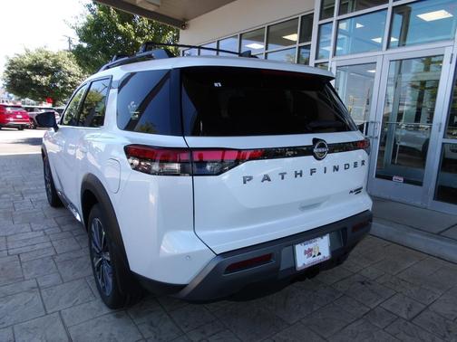 Everest White Pearl Tricoat 2026 Nissan Pathfinder Platinum
