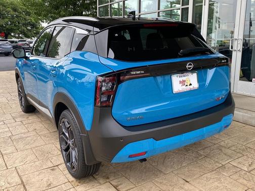 Arctic Ice Blue Metallic/Super Black 2026 Nissan Kicks SR