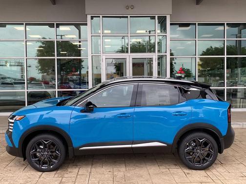 Arctic Ice Blue Metallic/Super Black 2026 Nissan Kicks SR