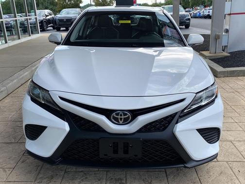Super White 2019 Toyota Camry SE