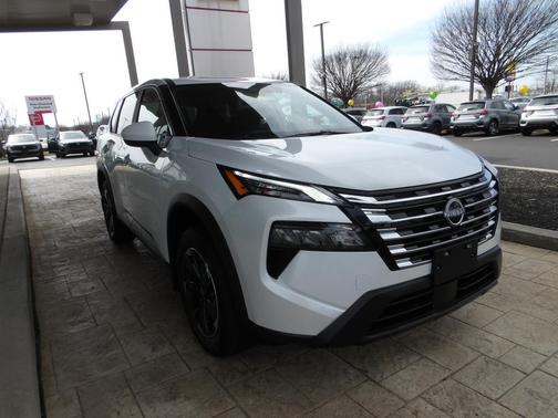 Everest White Pearl Tricoat 2026 Nissan Rogue SV