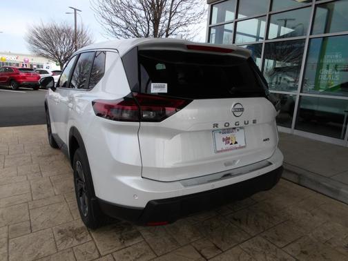 Everest White Pearl Tricoat 2026 Nissan Rogue SV