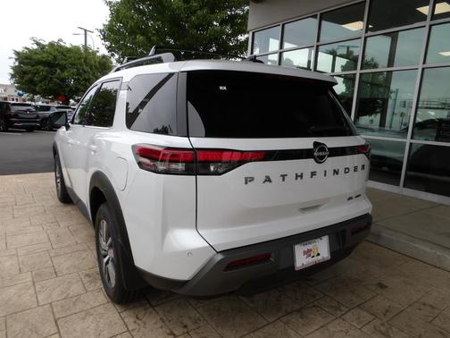 Everest White Pearl Tricoat 2026 Nissan Pathfinder SL