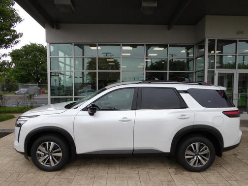 Everest White Pearl Tricoat 2026 Nissan Pathfinder SL