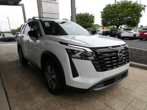 Everest White Pearl Tricoat 2026 Nissan Pathfinder SL