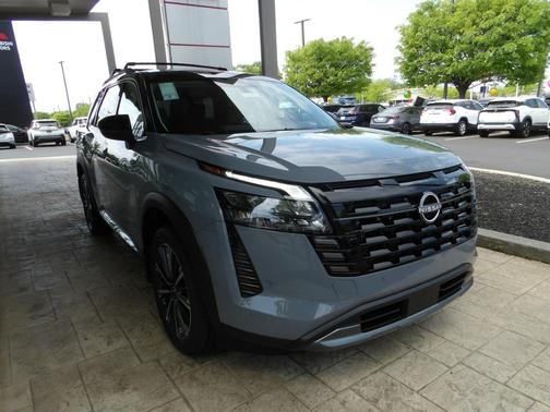 Boulder Gray Pearl/Super Black 2026 Nissan Pathfinder Platinum