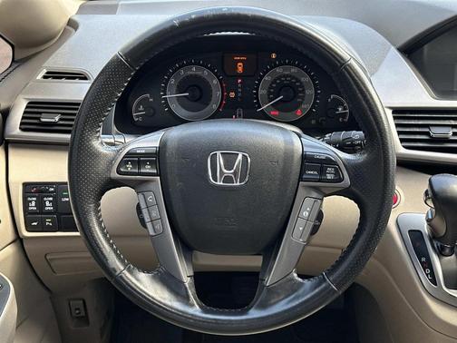 White 2014 Honda Odyssey Touring Elite