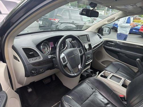 Brilliant Black Crystal Pearlcoat 2011 Chrysler Town & Country Touring-L