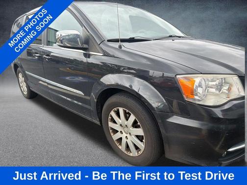 Brilliant Black Crystal Pearlcoat 2011 Chrysler Town & Country Touring-L
